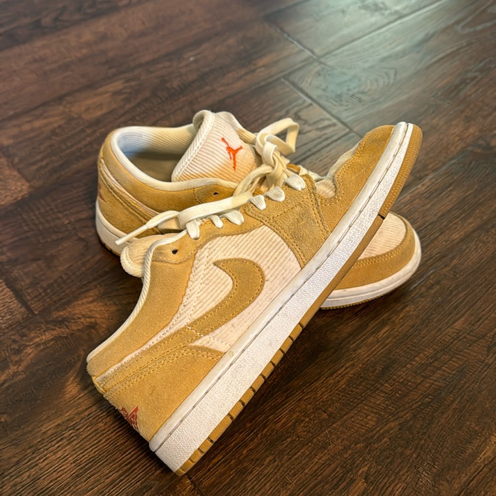 women’s jordan 1 low!